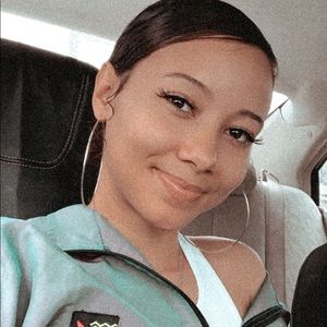 Meet your Posher, Kayla